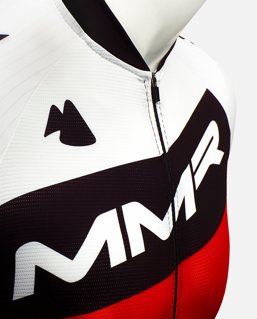 El maillot corto MMR SKR ha sido creado con el objetivo de que el rendimiento y la comodidad estén presentes en tu día a día. Ligereza, ajuste y gran transpiración gracias a las tecnologías innovadoras de nuestros nuevos patronajes y tejidos. 