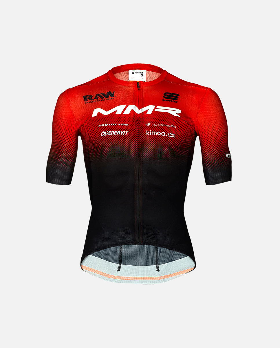 El maillot MMR Team Réplica de Sportful lleva el ADN de la competición. Con un diseño corte minimalista y un diseño agresivo podrás pedalear con la misma sensación que en la Copa del Mundo. 